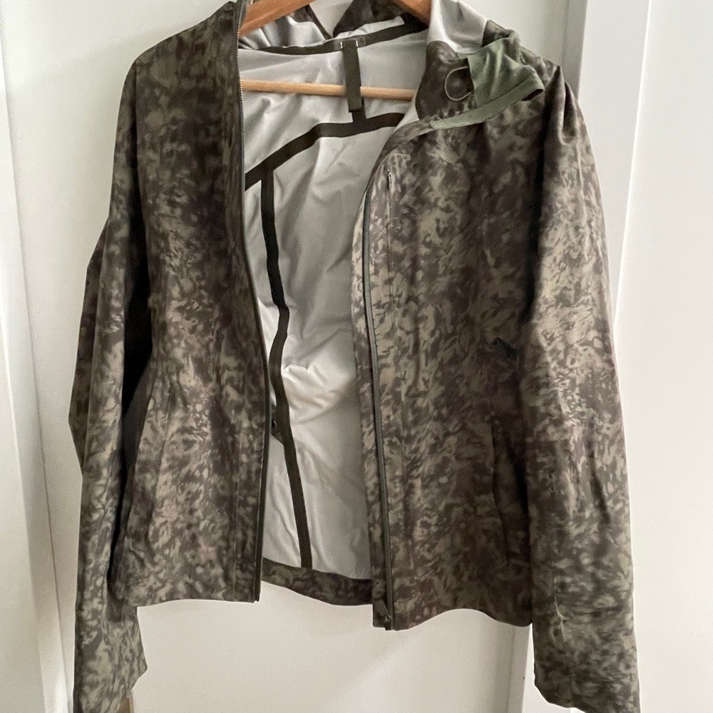 lululemon BREAK A TRAIL JACKET